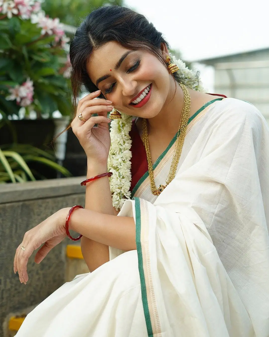 Tollywood Actress Avantika Mishra in Sleeveless White Saree